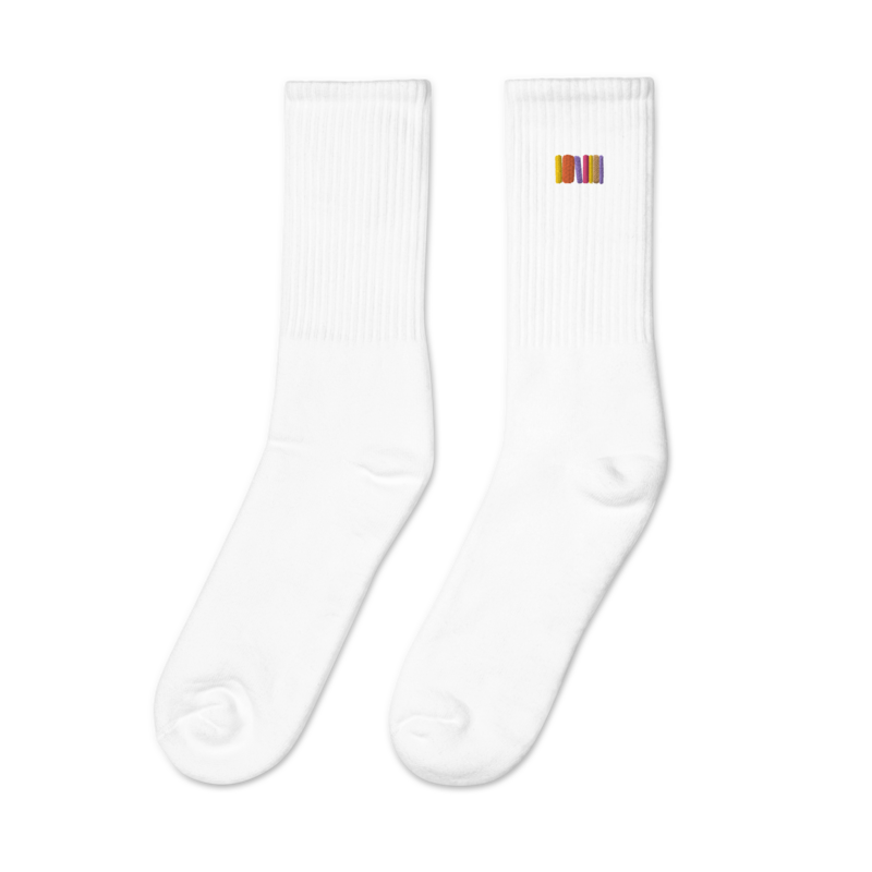 embroidered-crew-socks-white-left-652c21e51e532