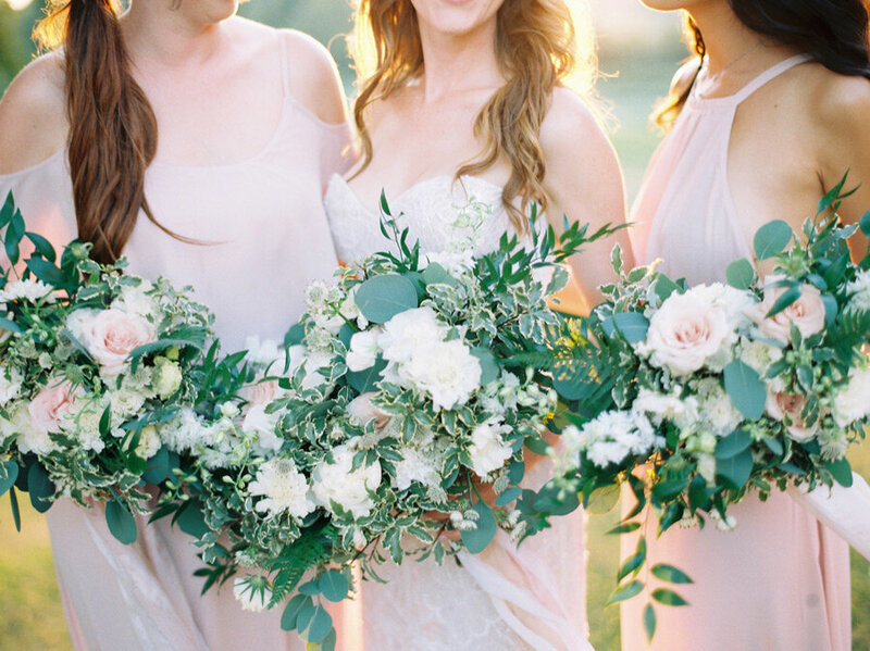 053-organic-and-boho-bridesmaids-bouquets-blush-and-white