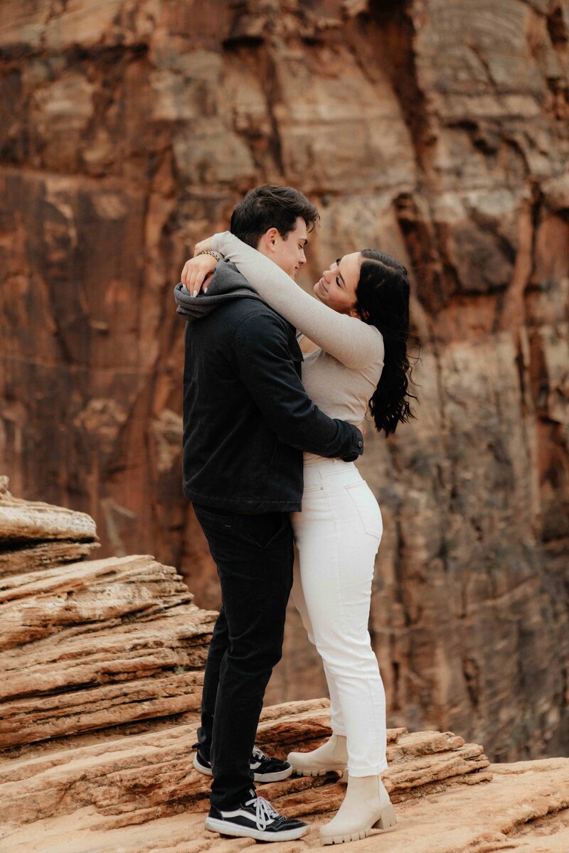 canyon-overlook-couple-photos