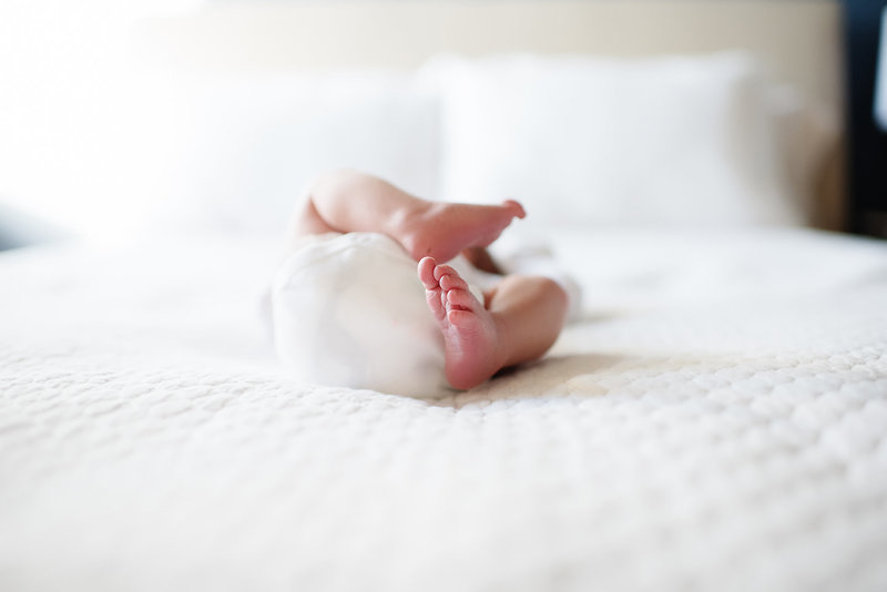 lifestyle-newborn-chiago-photographer-baby-feet