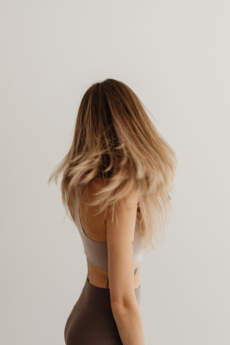 kaboompics_young-adult-woman-long-blonde-hair-yoga-or-fitness-outfit-28633