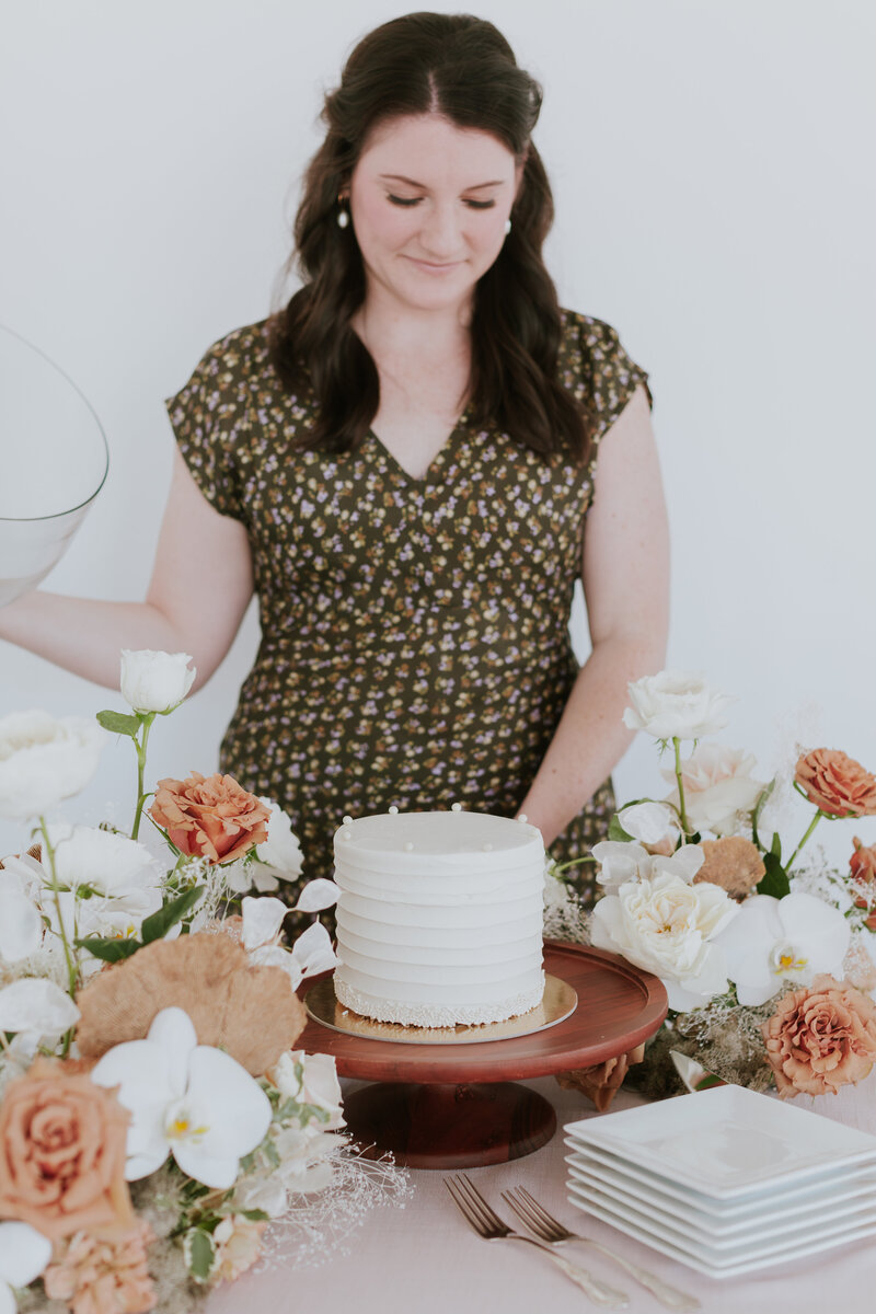 event-planner-presenting-wedding-cake-for-brand-session-the-frame-charlotte