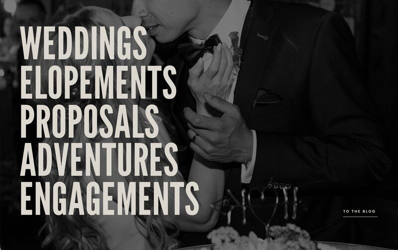 Screenshot einer modernen Website für Hochzeitsfotografen mit einem eleganten und zeitlosen Design. Im oberen Bereich der Website befindet sich ein großes schwarz-weiß Foto eines Hochzeitspaares, begleitet von der markanten Überschrift 'Modern. Raw. Unforgettable.' Weitere Abschnitte zeigen Hochzeitsfotos, ein Portfolio mit Berg- und Naturkulissen sowie Informationen über die Dienstleistungen des Fotografen. Die Website kombiniert minimalistische Typografie mit warmen Beige- und Brauntönen, um eine elegante und emotionale Atmosphäre zu schaffen.