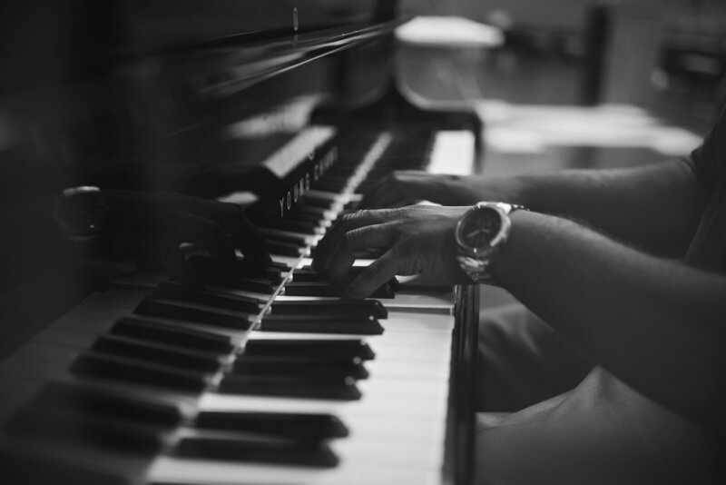 Wedding Photographer Gidel samuel warde playing music on a Young Chang piano for fun