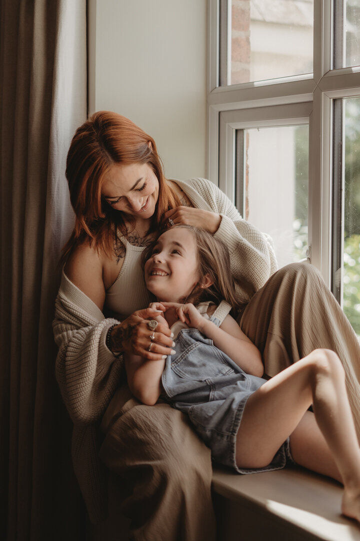 Family photoshoot at home Salisbury - Wiltshire photographer Carley Aplin - Family At Home Photoshoot-009705