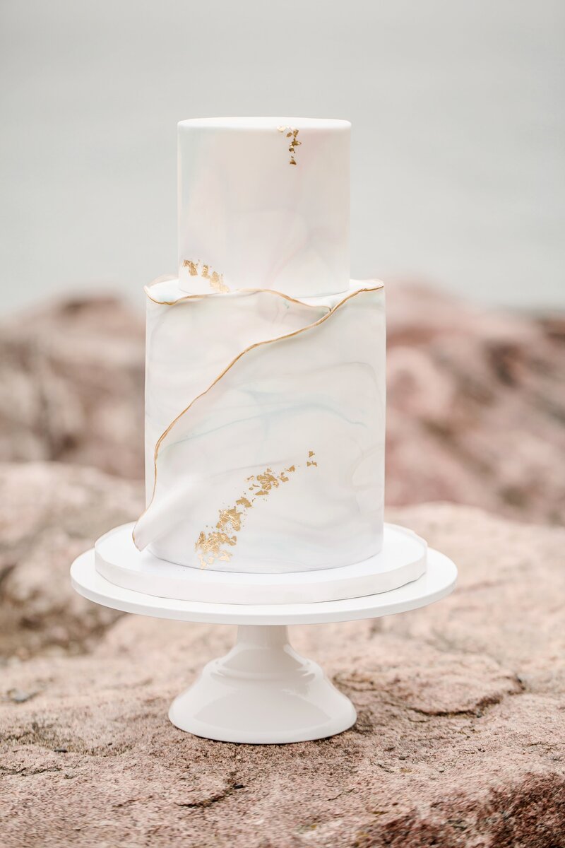gold-and-marbled-wedding-cake