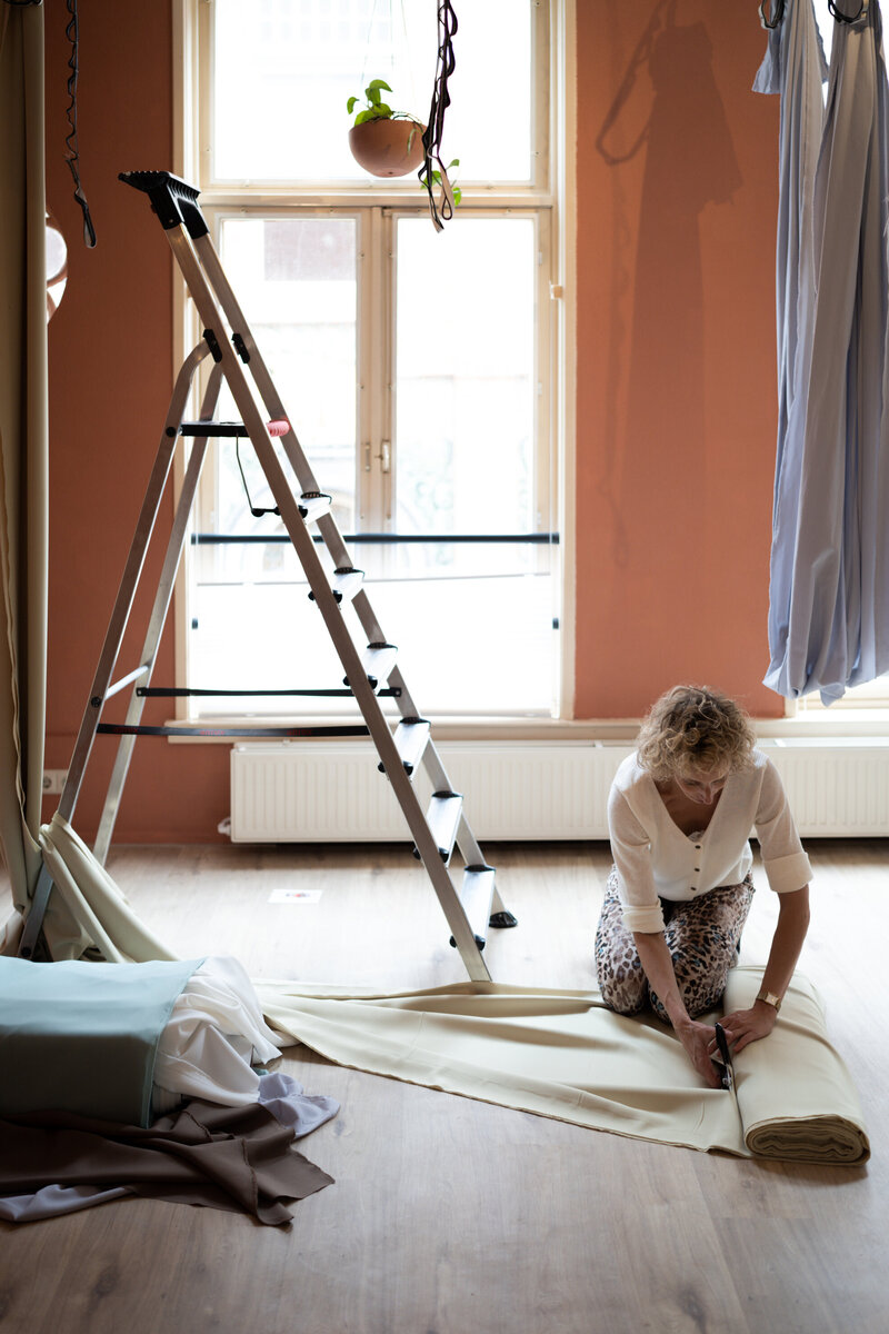 Stevige en zachte aerial yoga doek voor therapeutische ontspanning en stressvermindering – ideaal voor thuis of in de yogastudio.