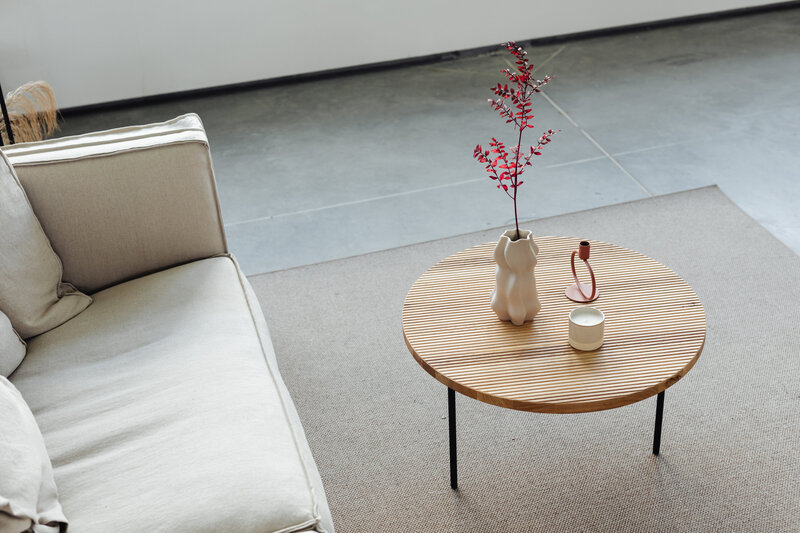 kaboompics_wooden-coffee-table-rug-living-room-candle-vase-linen-couch-pillows-22110