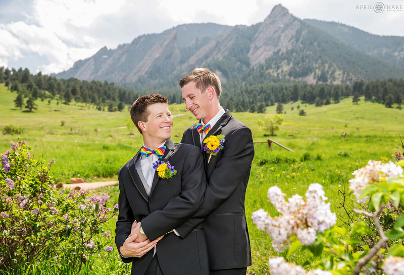 Midday-Boulder-Flatirons-Wedding-Portrait-at-Chautauqua-in-Boulder