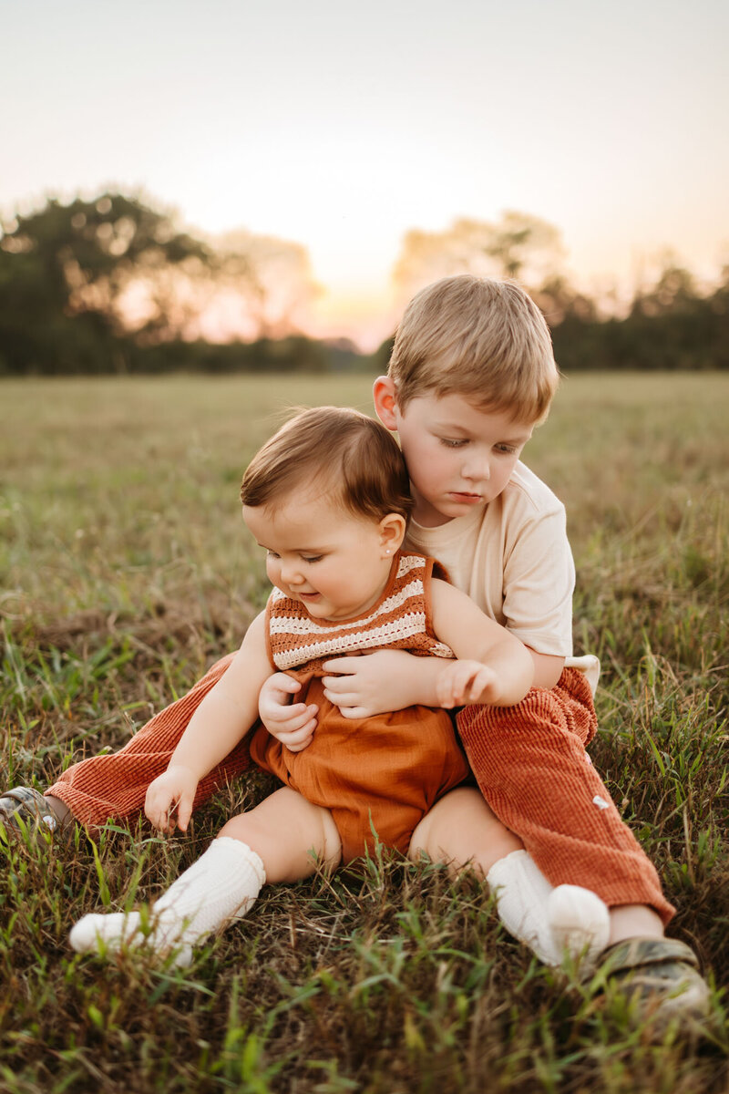 kids sitting together in grass