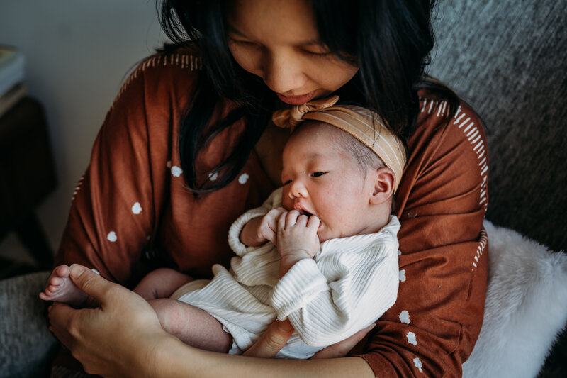 Newborn portrait with mother by Xilo Photography