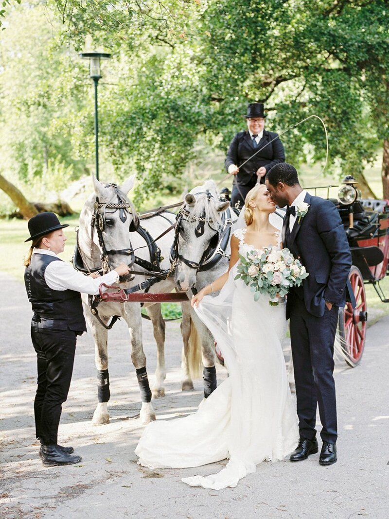 0022_Newlyweds-with-horse-and-carriage-Stockholm
