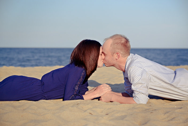 JandDstudio-family-beach-NJ-couple-kissing