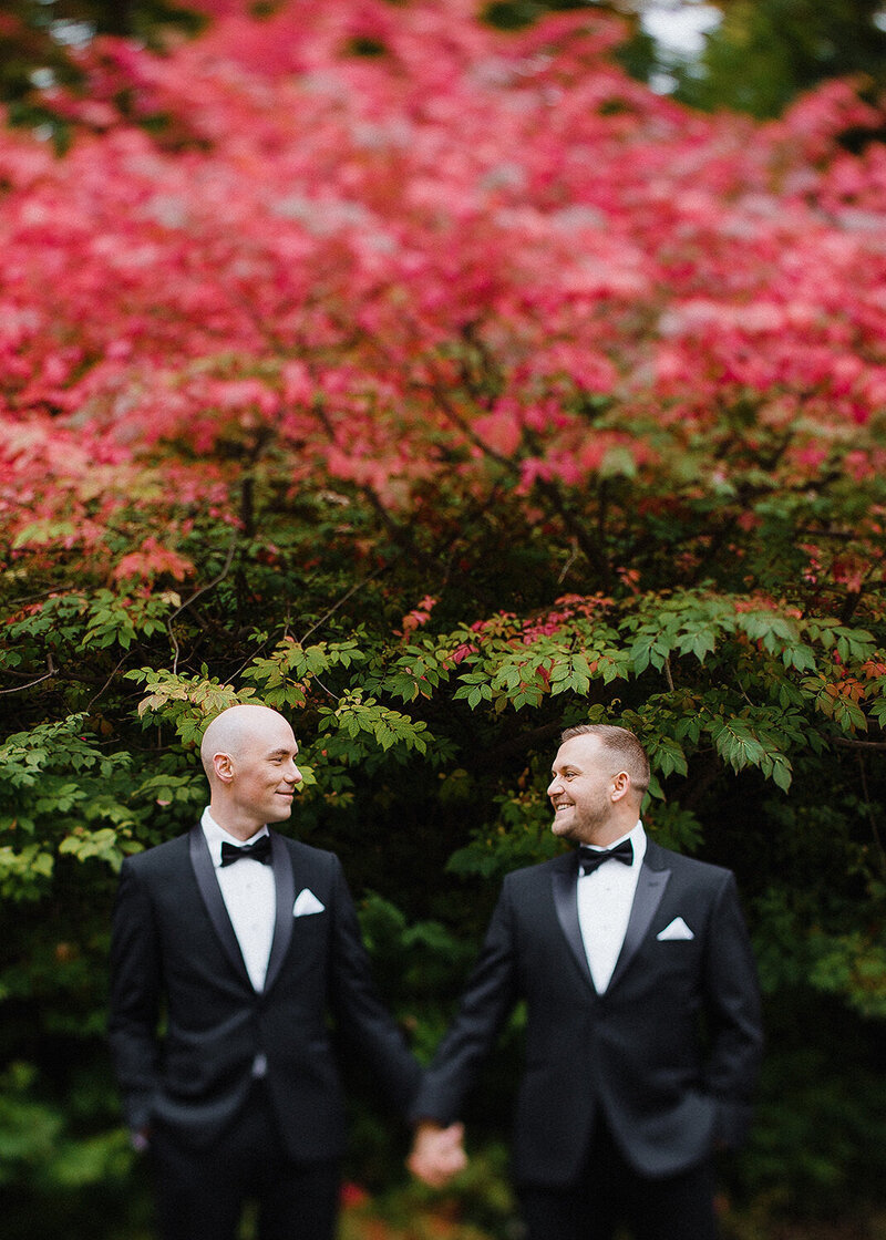 Couple gai lors de leur mariage en automne