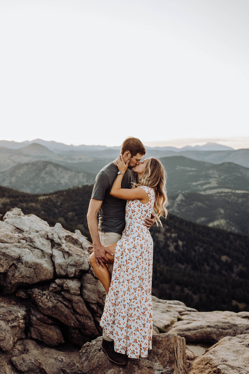 earthy-couple-kissing-on-mountain-top