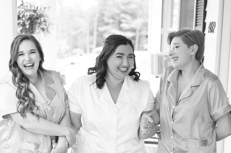 BRIDE-WITH-HER-BRIDESMAIDS