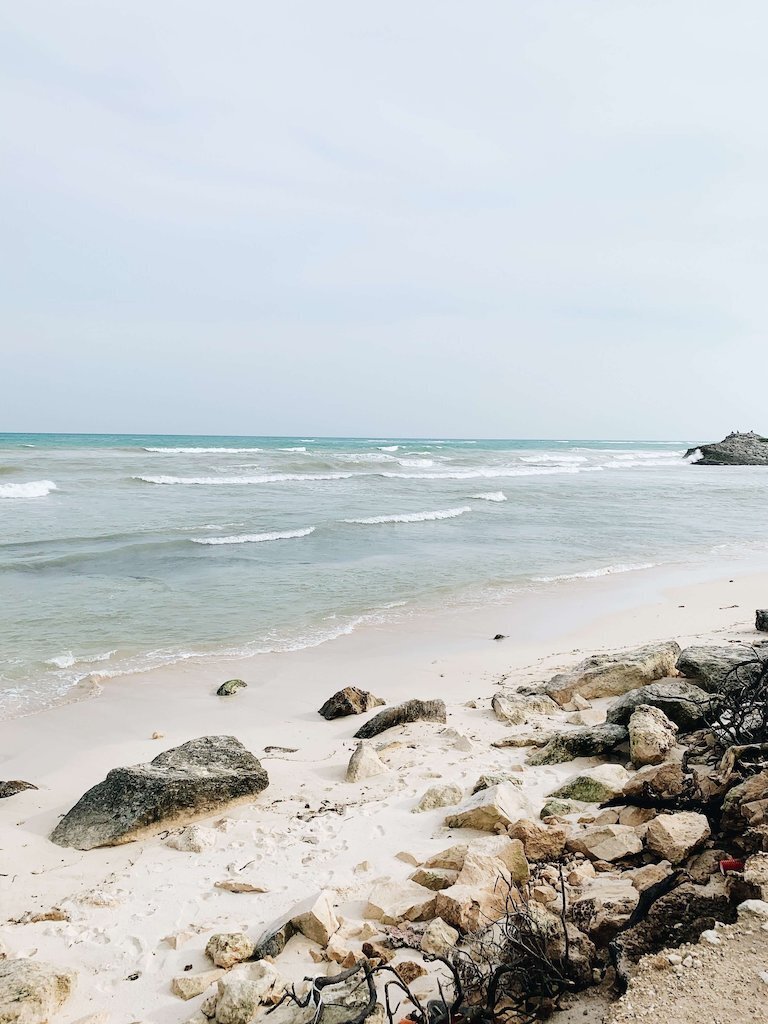 Peaceful coastal scene in Puerto Escondido, ideal for planning personalized wellness experiences including yoga, sound healing, and holistic therapies with EnForma.