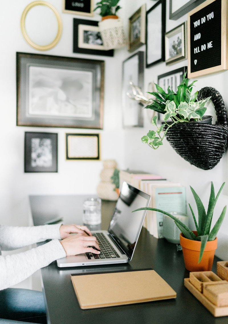 haute-stock-photography-laptop-and-chill-final-1
