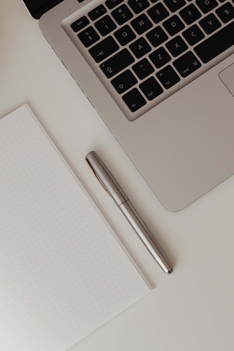 kaboompics_detail-of-desk-with-laptop-supplies-notepad-pen-29096