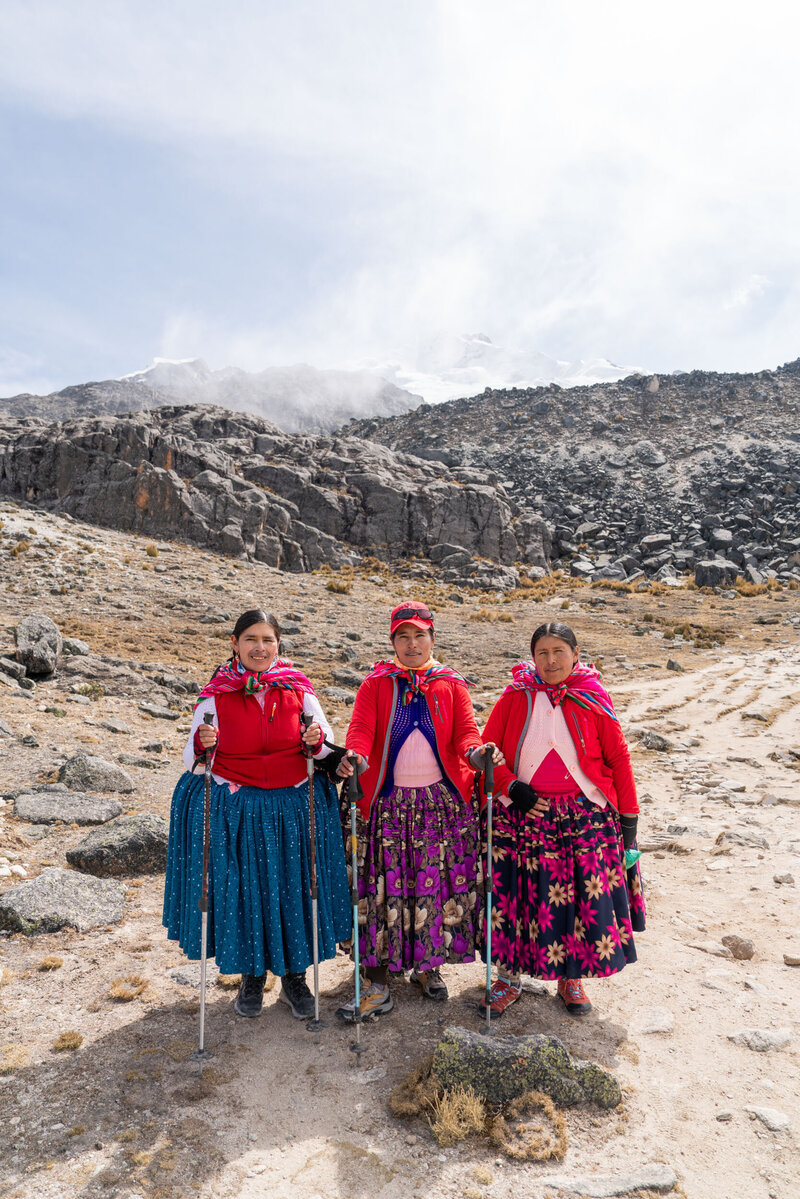 climbing_cholita_group_portrait_andes_bolivia