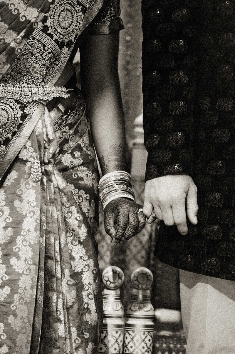 close-up-Mendhi-hands-Indian-wedding