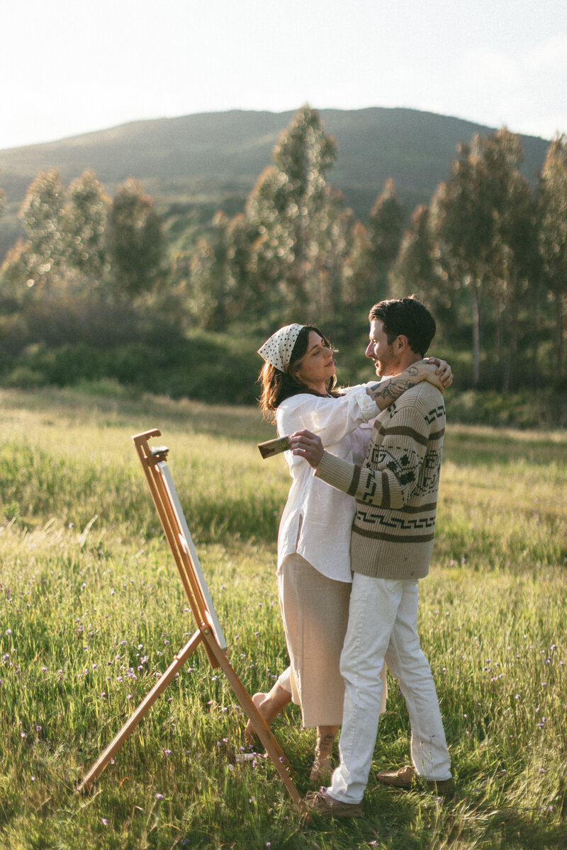 couple-painting-in-a-san-diego-field