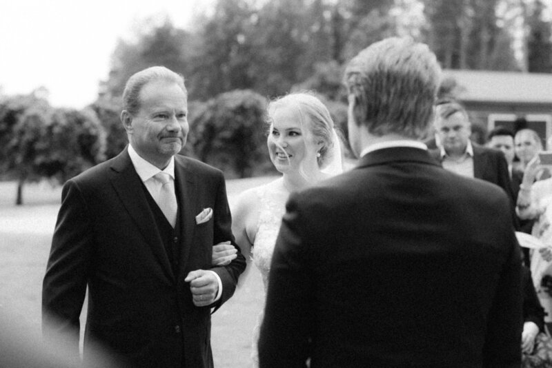 The bride and her father in the wedding ceremony in an image photographed by wedding photographer Hannika Gabrielsson.