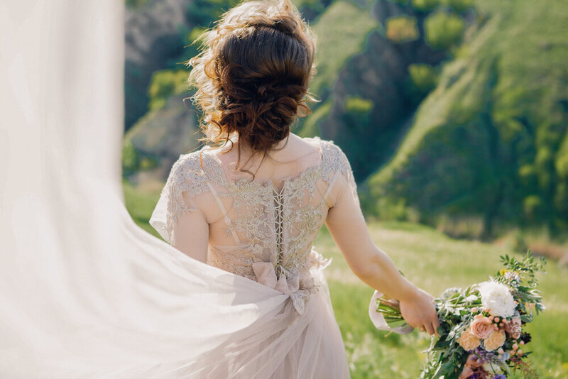 Photo of bride in a field