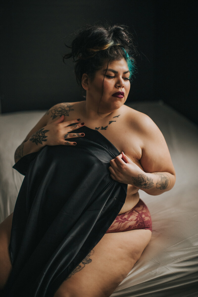 curvy boudoir model posing on bed