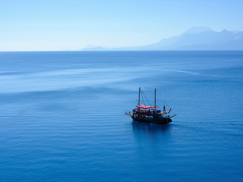 blue sea boat engin-akyurt-W59MGw-rwWc-unsplash
