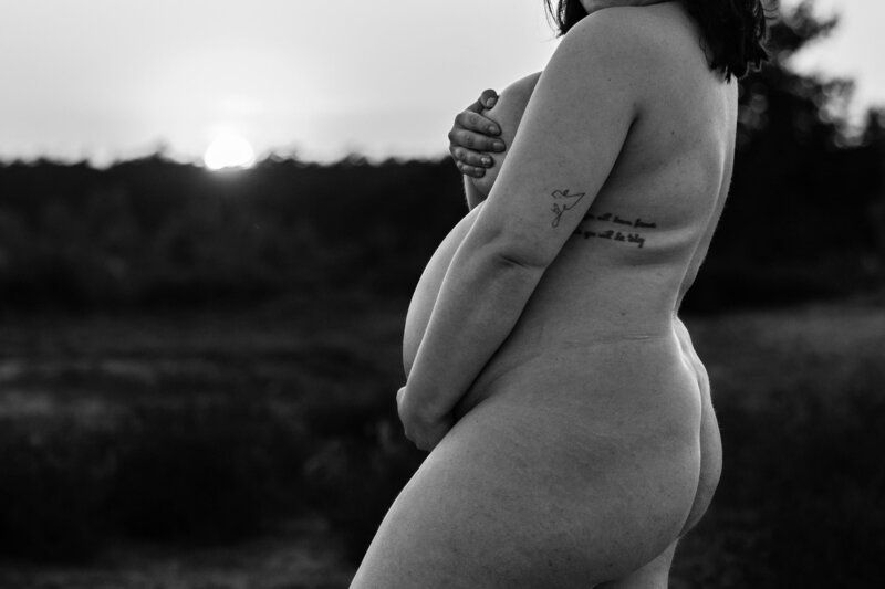 zwangerschaps fotoshoot bloot zwart wit
