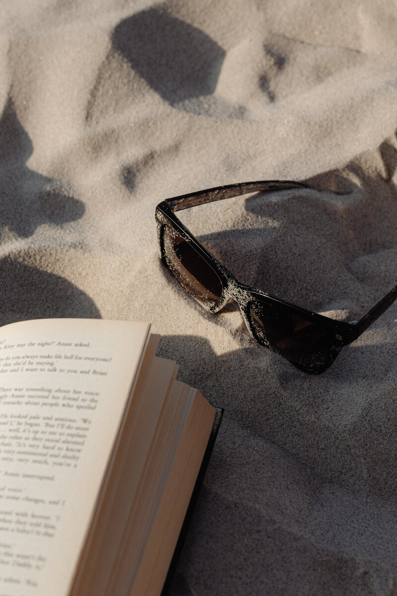 kaboompics_book-sunglasses-33016