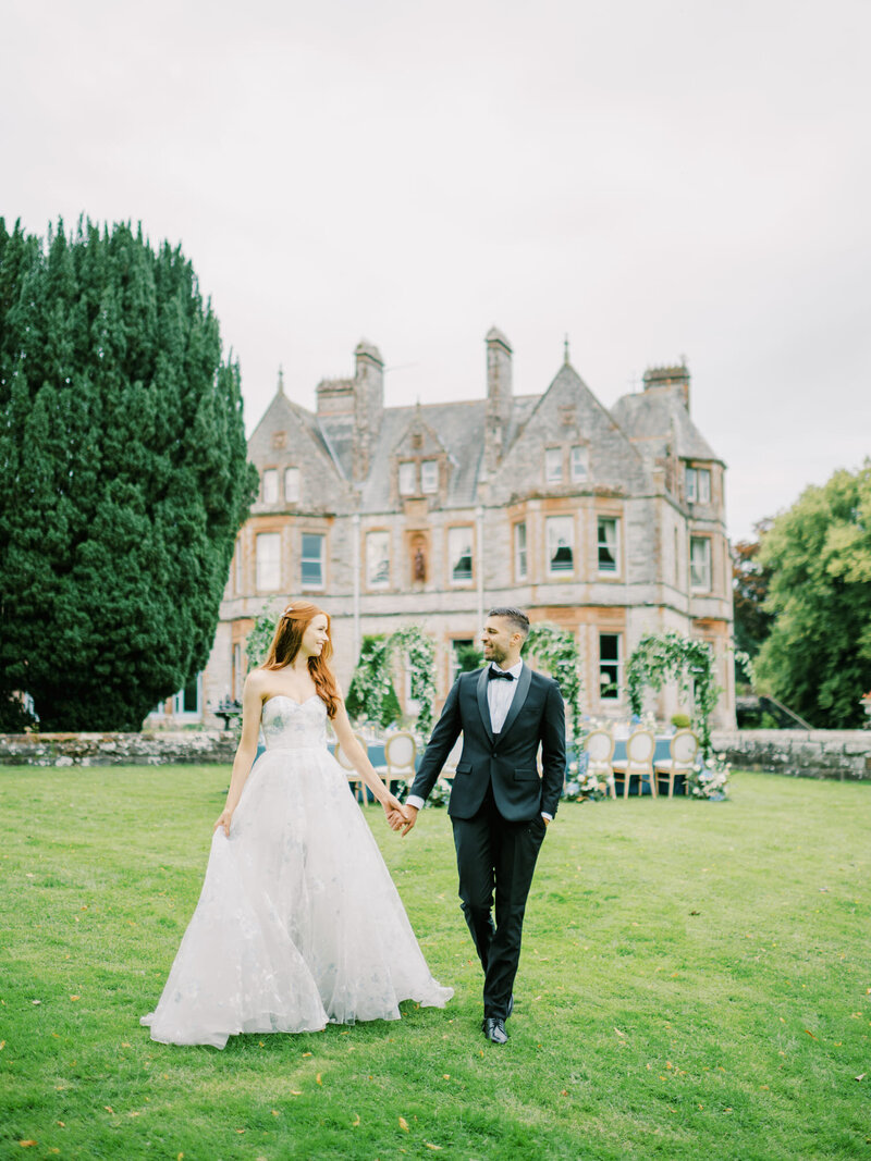 bride-and-groom-in-the-castle-garden
