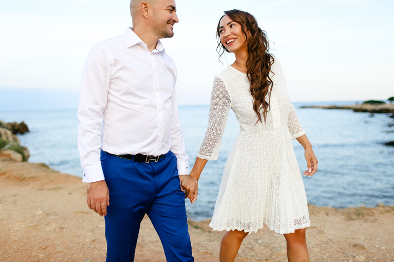 couple-walking-holding-hands-at-engagement-shoot-in-antibes
