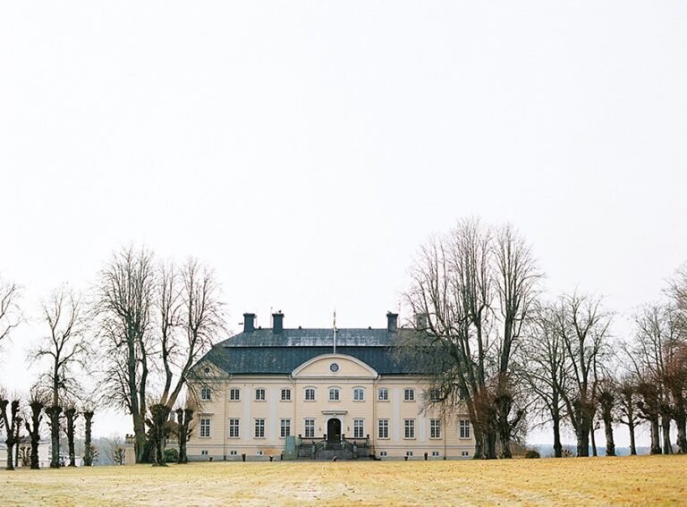 Outdoor-winter-wedding-Hedenlunda-Slott-Sweden-01-768x567