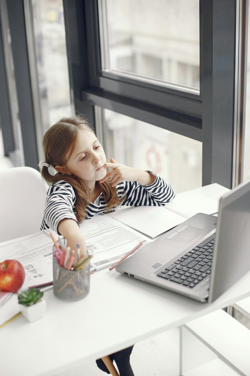 girl learning from her laptop