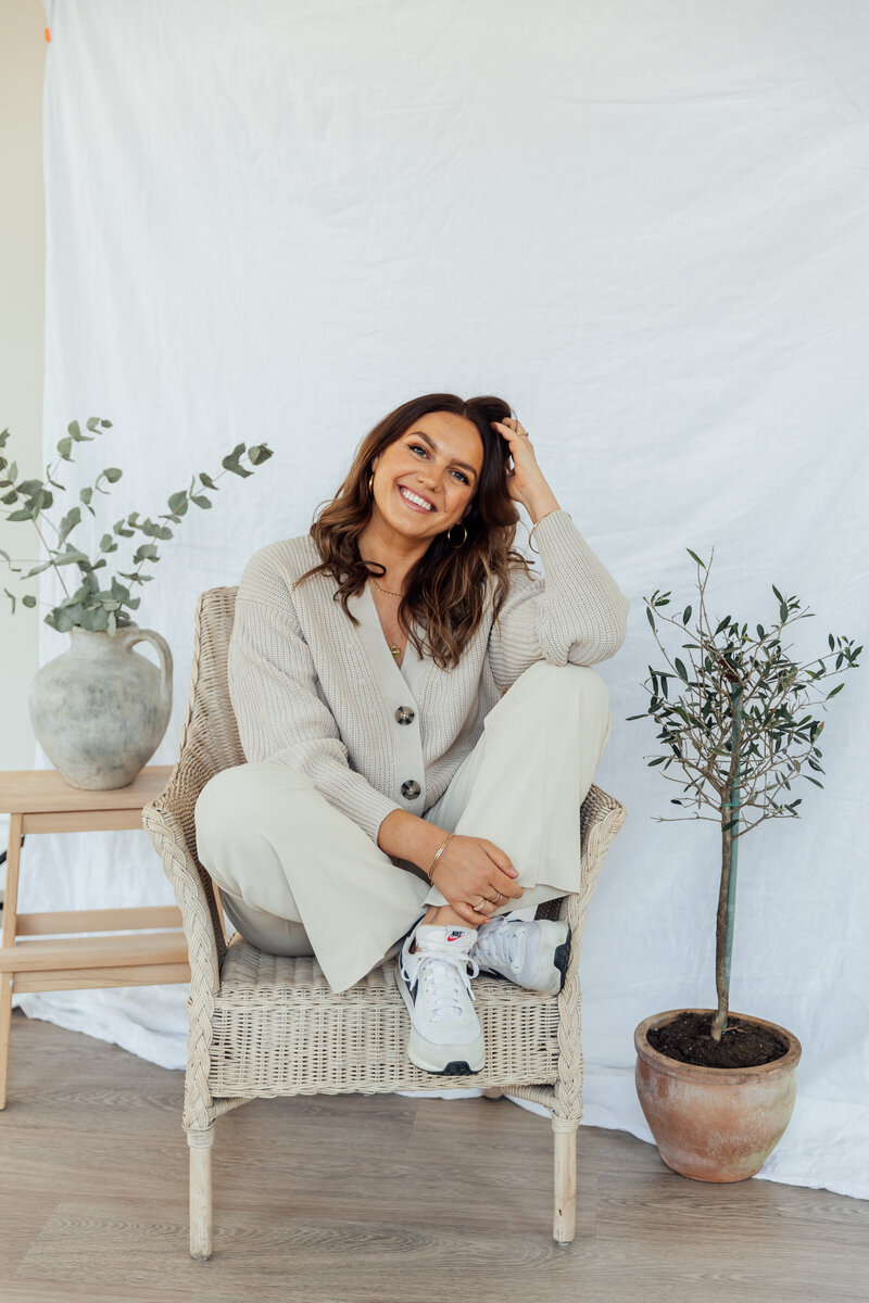 Monica Beatrice is a podcaster for the Health, Home, Hustle podcast, a social media stylist and consultant, and a lifestyle and wellness blogger. Monica Beatrice is for all things sustainable fashion, health and wellness, interior design and so much more.