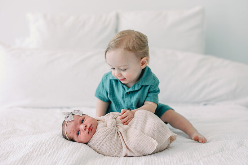 Lifestyle newborn photos in 30a with siblings
