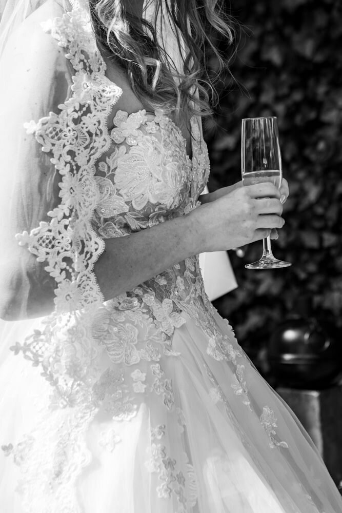 foto bruid met champagne tijdens toostmoment