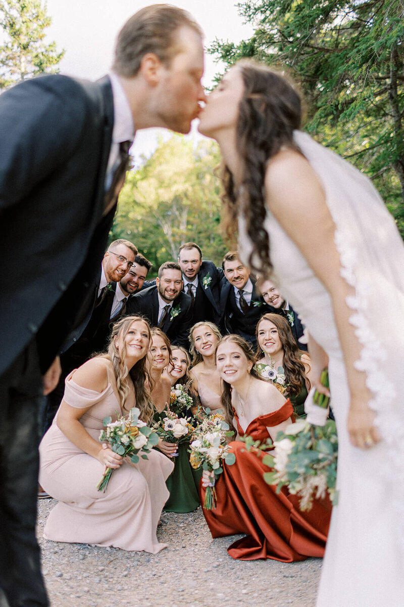 bride-and-groom-kiss-infront-of-wedding-party