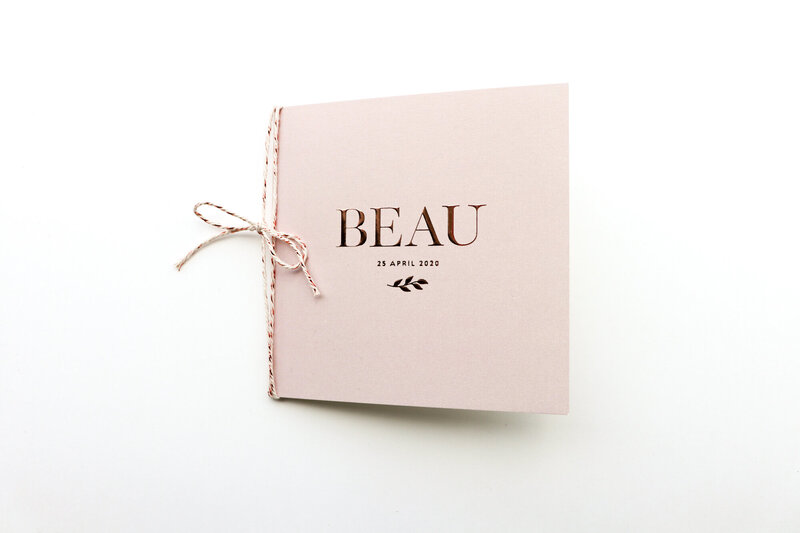 Rustig-vierkant-geboortekaartje-roze-koperfolie-Beau