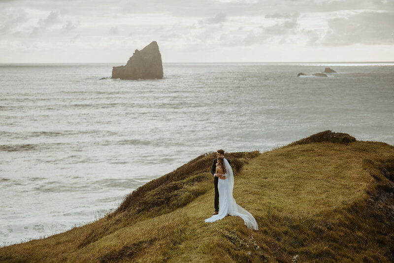 couples elopement on Oregon cliffside