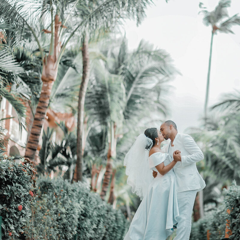 bride and groom kissing in hawaii