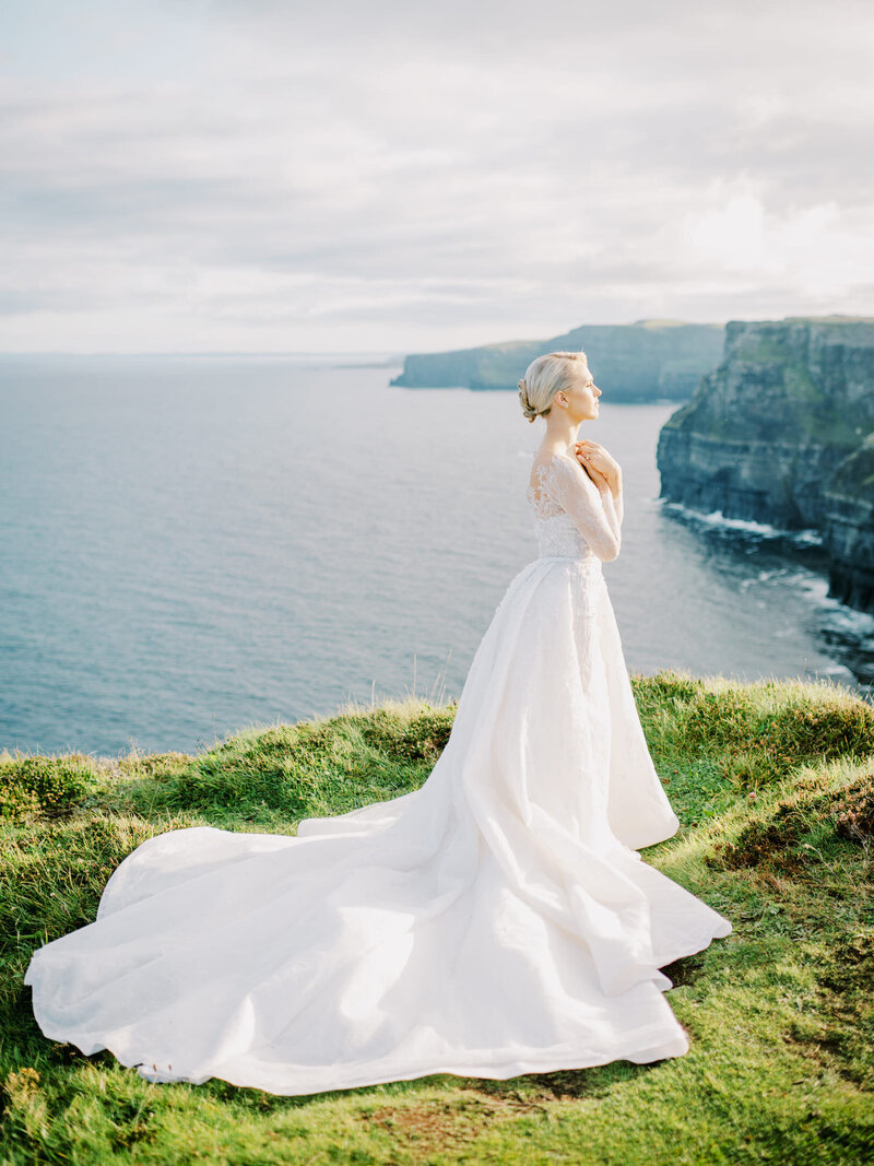 dreamy-bridal-portrait-at-cliffs-of-moher
