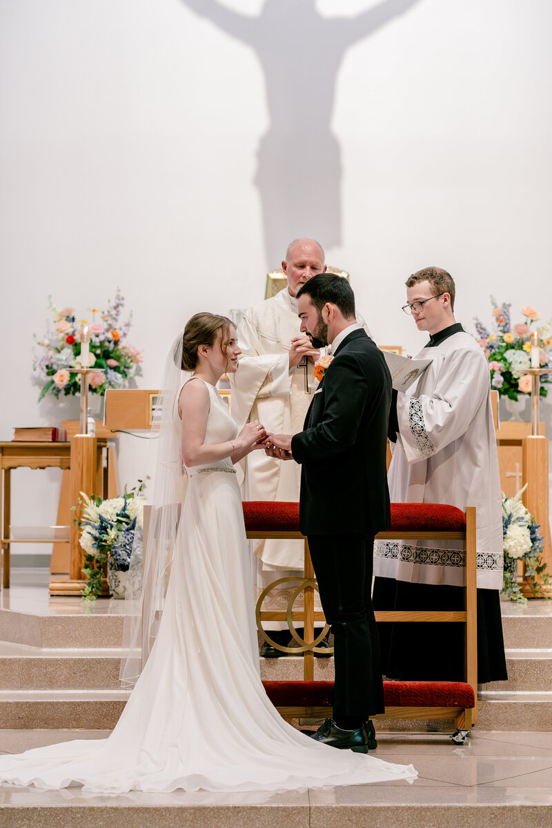 vibrant-catholic-wedding-in-reston-virginia-00008