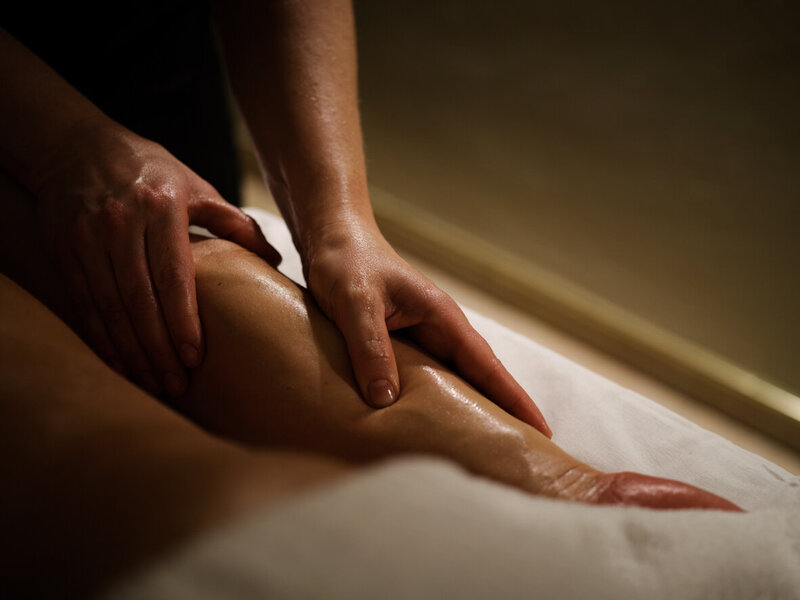 Anwendung mit Massage im LOEV Hotel.