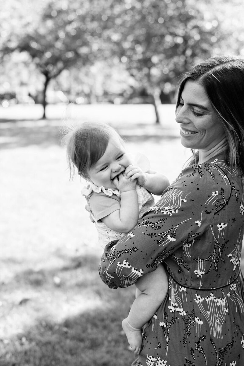 Mother and baby photo shoot in Parson's Green Park