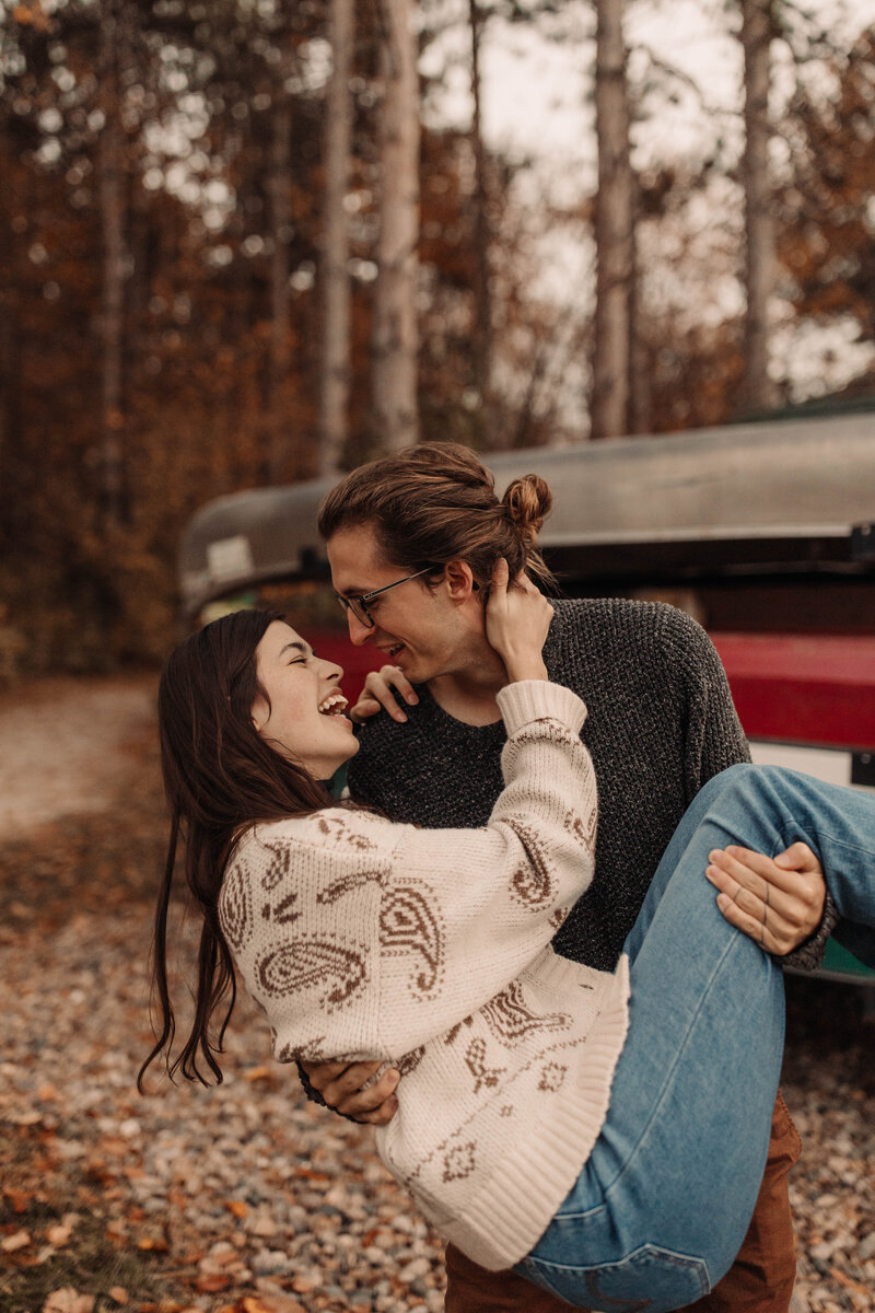 unique engagement photos for the outdoorsy couple