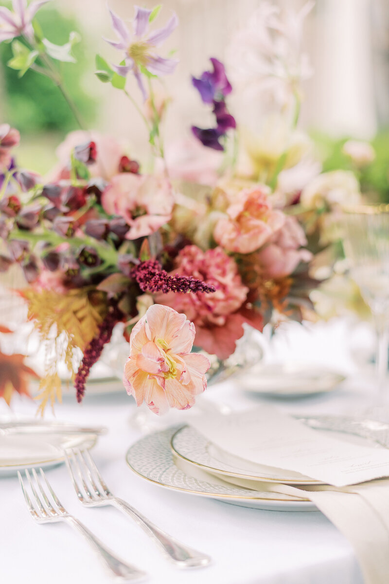7-alisonbrynn-Radiant-LoveEvents-Maxwell-1-House-detail-table-setting-long-menu-on-gold-accent-plates-closeup-tropical-colorful-floral-centerpiece-outdoors-romantic-elegant-timeless