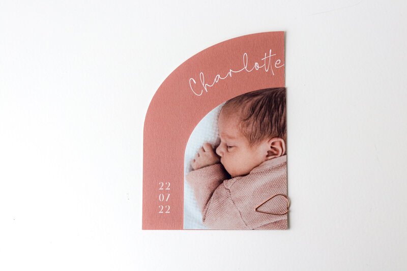 Geboortekaartje-bijzondere-vorm-stansvorm-leesign-halve-boog-foto-warmroze-charlotte-3